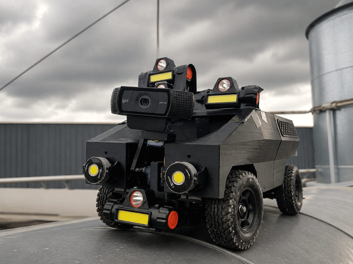 Robot de inspección sobre orugas, equipado con cámaras y focos, listo para recorrer el interior de una tubería.